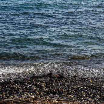 El cuerpo (difuminado) de un hombre aparece varado en una playa de la isla griega de Lesbos Europa Press/Contacto/Eurokinissi