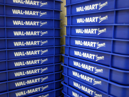 FILED - 09 January 2004, North Rhine-Westphalia, Dortmund: Shopping baskets with the logo of the Walmart store chain is pictured in Dortmund. Photo: Bernd Thissen/dpa Bernd Thissen/dpa