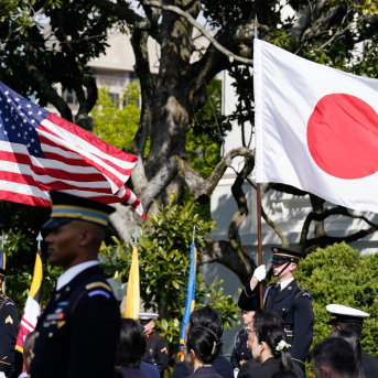 Imagen de archivo de banderas de EEUU y Japón. Europa Press/Contacto/Yuri Gripas - Pool via CNP