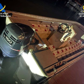 Petacas de gasolina incautadas en una embarcación intervenida en la provincia de Cádiz. (Archivo) AGENCIA TRIBUTARIA