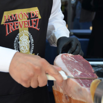 La justicia “complica” el registro de la nueva IGP Jamón Serrano que rechazan los jamoneros de Trevélez