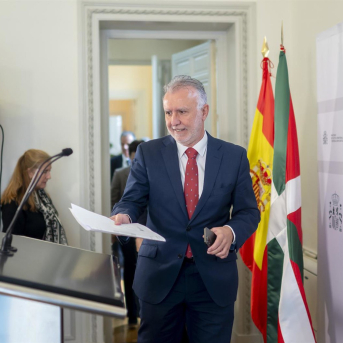 El ministro de Política Territorial y Memoria Democrática, Ángel Víctor Torres, durante la rueda de prensa posterior a la Comisión Mixta de Transferencias Administración del Estado-Comunidad Autónoma del País Vasco. Alberto Ortega - Europa Press