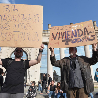 Decenas de personas durante una manifestación por la vivienda en Barcelona Alberto Paredes - Europa Press