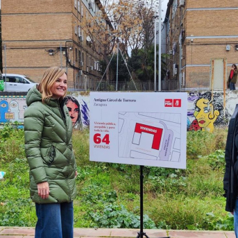 La candidata socialista a la Presidencia en las elecciones del 8F, Pilar Alegría, este viernes en el barrio de Torrero, donde ha explicado el poryecto para construcir 64 viviendas públicas de alquiler asequible. EUROPA PRESS