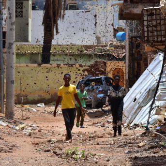Fotografía de archivo de varias personas en una calle de Omdurmán, en Sudán, en medio de la guerra entre el Ejército y las paramilitares Fuerzas de Apoyo Rápido (RSF) Mudathir Hameed/dpa