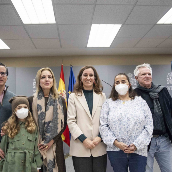 La ministra de Sanidad, Mónica García, junto a pacientes trasplantadas y sus familiares. B THEVENIN La ministra de Sanidad, Mónica García, junto a pacientes trasplantadas y sus familiares. B THEVENIN