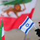 Una mujer sostiene una bandera israelí frente a una bandera iraní durante una manifestación en apoyo a las protestas masivas a nivel nacional contra el Gobierno de Irán en la plaza de París. Sebastian Christoph Gollnow/dpa
