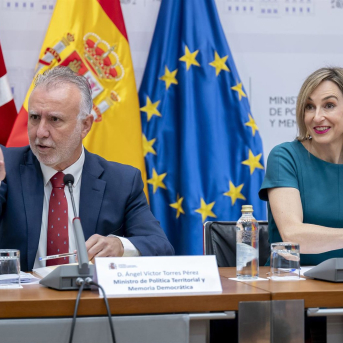 El ministro de Política Territorial y Memoria Democrática, Ángel Víctor Torres, junto a la consejera de Gobernanza, Administración Digital y Autogobierno del Gobierno Vasco, Maria Ubarretxena Alberto Ortega - Europa Press