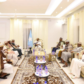 El presidente de Somalia, Hasan Sheij Mohamud, en una reunión con líderes locales de Las Anod. OFICINA DEL PRESIDENTE DE SOMALIA El presidente de Somalia, Hasan Sheij Mohamud, en una reunión con líderes locales de Las Anod. OFICINA DEL PRESIDENTE DE SOMALIA