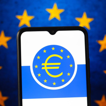 8 de diciembre de 2025, Canadá: En esta ilustración fotográfica, se muestra el logotipo del Banco Central Europeo (BCE) en la pantalla de un teléfono inteligente. Europa Press/Contacto/Thomas Fuller