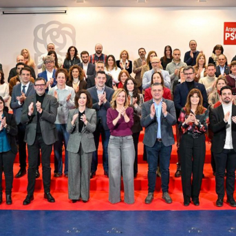 La candidata a la Presidencia de Aragón, Pilar Alegría, en el centro de la foto de familia con los candidatos de las listas del PSOE Aragón por las tres provincias para las elecciones del 8F. MARCOS CEBRIÁN La candidata a la Presidencia de Aragón, Pilar Alegría, en el centro de la foto de familia con los candidatos de las listas del PSOE Aragón por las tres provincias para las elecciones del 8F. MARCOS CEBRIÁN