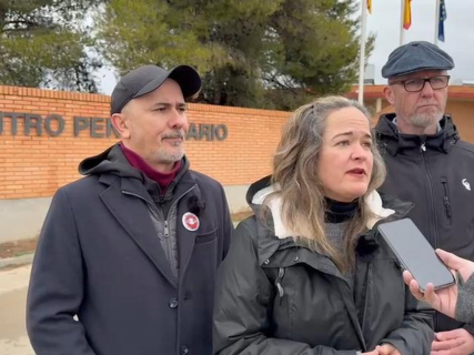 María Goikoetxea, Francho Aijón y Ricard Mitjana, frente al Centro Penitenciario de Zuera. PODEMOS