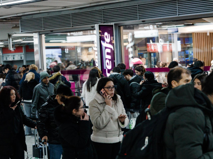 Decenas de personas haciendo cola en las oficinas de Renfe, en la estación Madrid-Puerta de Atocha-Almudena Grandes, a 18 de enero de 2026, en Madrid (España). Carlos Luján - Europa Press