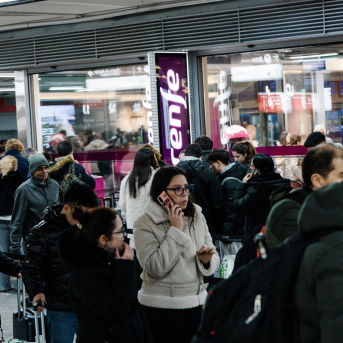 Decenas de personas haciendo cola en las oficinas de Renfe, en la estación Madrid-Puerta de Atocha-Almudena Grandes, a 18 de enero de 2026, en Madrid (España). Carlos Luján - Europa Press