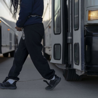 Migrantes indocumentados esposados descienden de un autobús mientras se preparan para abordar un avión de deportación de Estados Unidos a Guatemala desde Fort Bliss, El Paso, Texas Europa Press/Contacto/Sgt.1c Nicholas De La Pena/U Migrantes indocumentados esposados descienden de un autobús mientras se preparan para abordar un avión de deportación de Estados Unidos a Guatemala desde Fort Bliss, El Paso, Texas Europa Press/Contacto/Sgt.1c Nicholas De La Pena/U