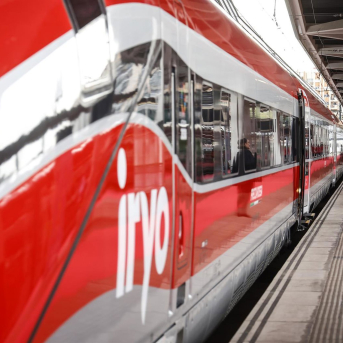 Una persona frente al tren Iryo a su llegada a la estación de València Joaquín Sorolla desde Madrid, en Valencia, Comunidad Valenciana (España) | Rober Solsona - Europa Press Una persona frente al tren Iryo a su llegada a la estación de València Joaquín Sorolla desde Madrid, en Valencia, Comunidad Valenciana (España) | Rober Solsona - Europa Press