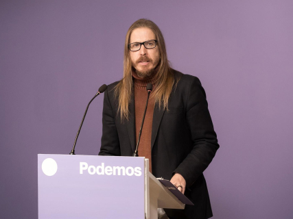 El secretario de organización y portavoz de Podemos, Pablo Fernández, ofrece una rueda de prensa en la sede de Podemos, a 22 de diciembre de 2025, en Madrid (España). Diego Radamés - Europa Press
