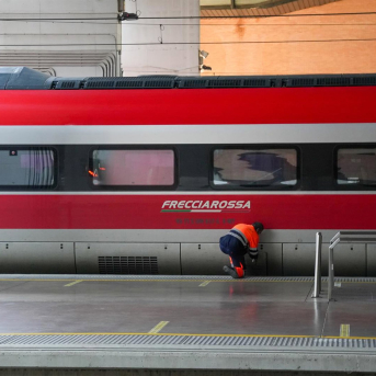Trenes parados y andenes vacíos en en la estación de Santa Justa de Sevilla Eduardo Briones - Europa Press