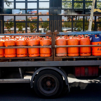 Camión cargado con varias bombonas de butano. Ricardo Rubio - Europa Press