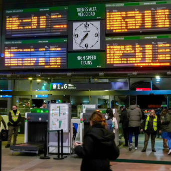 Paneles con las indicando la cancelación de los trenes destino Madrid. A 19 de enero del 2026 en Sevilla Eduardo Briones - Europa Press