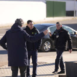 El presidente de la Junta de Andalucía, Juanma Moreno, y el consejero de Sanidad, Antonio Sanz, este lunes en Adamuz (Córdoba). Joaquin Corchero - Europa Press