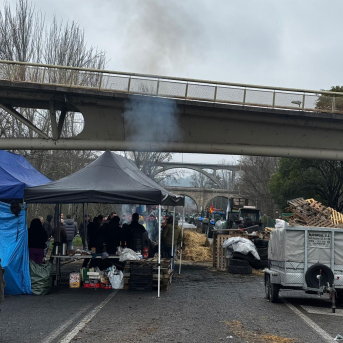 La N-120 sigue bloqueada por tercer día en Ourense y los tractoristas expresan desilusión por una política que consideran traicionera