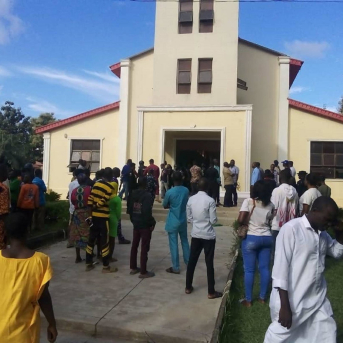 Feligreses acuden a una iglesia atacada por hombres armados no identificados en Owo, en el estado nigeriano de Ondo, en el suroeste del país, en junio de 2022 Europa Press/Contacto/Adewale