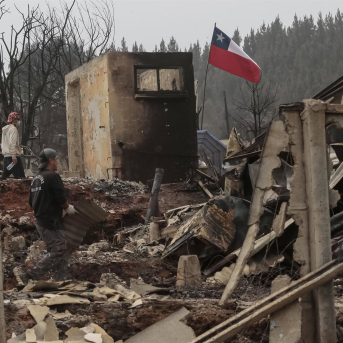 Residentes limpian un área afectada por un incendio en Penco, región del Biobío, Chile Europa Press/Contacto/Zhu Yubo