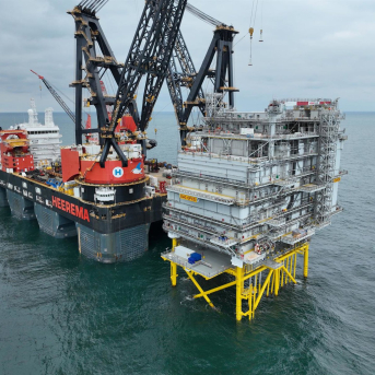 Iberdrola instala la estación convertidora de su 'megaparque' eólico marino 'East Anglia 3' IBERDROLA