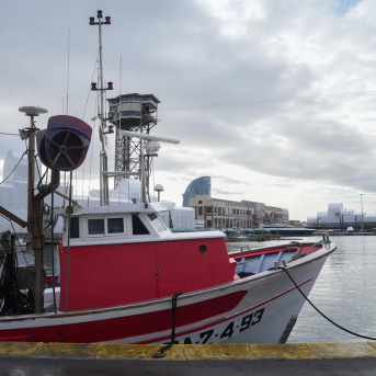 Un barco amarrado durante la protesta de la flota pesquera de bajura, a 19 de enero de 2026, en Barcelona, Catalunya (España). David Zorrakino - Europa Press