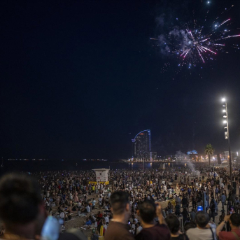 La playa de La Barceloneta, durante la verbena de Sant Joan, a 23 de junio de 2025, en Barcelona, Cataluña (España). Lorena Sopena / Europa Press