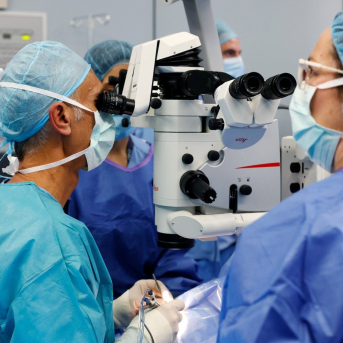 El especialista en enfermedades de la córnea José Luis Güell y su equipo en quirófano. MIRANZA El especialista en enfermedades de la córnea José Luis Güell y su equipo en quirófano. MIRANZA