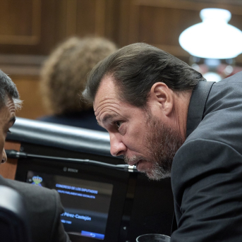 El presidente del Gobierno, Pedro Sánchez (i) y el ministro de Transportes, Óscar Puente (d), durante una sesión de control al Gobierno, en el Congreso de los Diputados | Jesús Hellín (Europa Press).