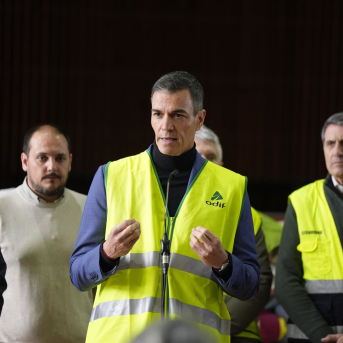 El presidente del Gobierno, Pedro Sánchez, acompañado del presidente de la Junta, Juanma Moreno, en su comparecencia este lunes en Adamuz (Córdoba) tras el accidente entre dos trenes JOAQUÍN CORCHERO/EUROPA PRESS