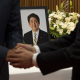 Imagen del ex primer ministro japonés Shinzo Abe en un libro de condolencias por su trágica muerte  Europa Press/Contacto/Adrian Wyld