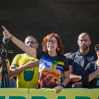 La exdiputada brasileña Carla Zambelli habla ante los manifestantes de una protesta en defensa del expresidente Jair Bolsonaro Europa Press/Contacto/Wagner Vilas