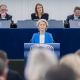 La presidenta de la Comisión Europea, Ursula von der Leyen, interviene ante el pleno del Parlamento Europe reunido en Estrasburgo (Francia). DAINA LE LARDIC / PARLAMENTO EUROPEO