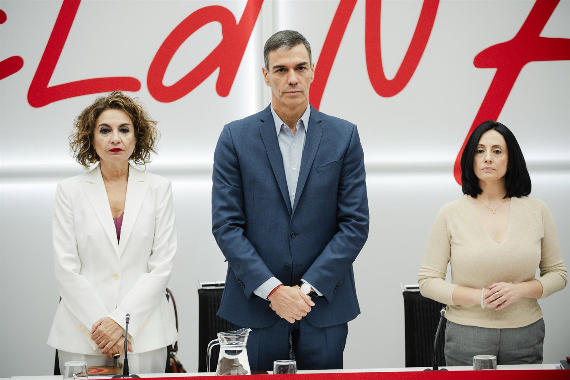 La vicepresidenta primera y ministra de Hacienda, María Jesús Montero, el presidente del Gobierno y secretario general del PSOE, Pedro Sánchez, y la secretaria de organización del PSOE, Rebeca Torró,en una imagen de archivo. Mateo Lanzuela - Europa Press