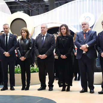 El ministro de Industria y Turismo, Jordi Hereu,durante un minuto de silencio por las víctimas del accidente.  Marta Fernández - Europa Press