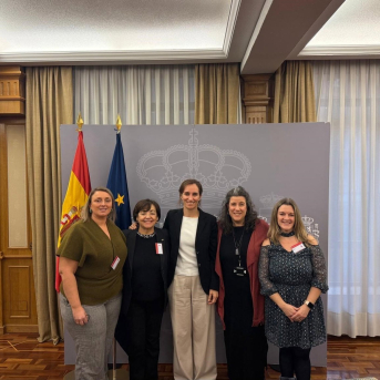 Imagen del encuentro entre la ministra de Sanidad y las representantes de las asociaciones. AEEP Imagen del encuentro entre la ministra de Sanidad y las representantes de las asociaciones. AEEP