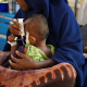 Una madre sostiene a su hijo con desnutrición, al que alimenta con una jeringa en el Hospital Regional de Bay (Somalia) al que da apoyo MSF. HARETH MOHAMMED