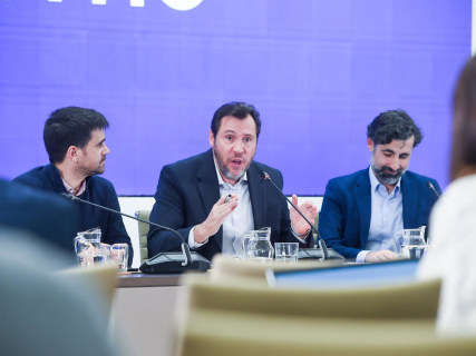 El ministro de Transportes y Movilidad Sostenible, Óscar Puente (c), junto al director de Tráfico de Adif, Ángel García de la Bandera (d), y al director de Operaciones de Renfe, José Alfonso Gálvez (i) Gustavo Valiente - Europa Press