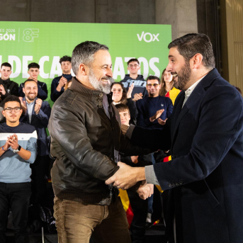 El presidente de Vox, Santiago Abascal, junto al candidato a la Presidencia de Aragón, Alejandro Nolasco, en un acto público celebrado en Teruel. JAVIER ESCRICHE El presidente de Vox, Santiago Abascal, junto al candidato a la Presidencia de Aragón, Alejandro Nolasco, en un acto público celebrado en Teruel. JAVIER ESCRICHE