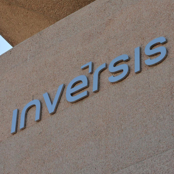 Logo de Inversis en el lateral de un edificio. INVERSIS