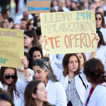 Decenas de médicos durante una concentración convocada por el Sindicato Médico contra el Estatuto Marco propuesto por el Ministerio de Sanidad, a 11 de diciembre de 2025, en Santander, Cantabria (España). Juanma Serrano - Europa Press Decenas de médicos durante una concentración convocada por el Sindicato Médico contra el Estatuto Marco propuesto por el Ministerio de Sanidad, a 11 de diciembre de 2025, en Santander, Cantabria (España). Juanma Serrano - Europa Press