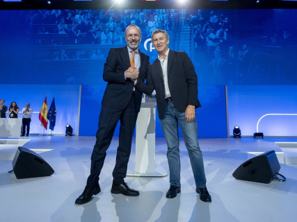 El presidente del Partido Popular Europeo, Manfred Weber, y el presidente del PP, Alberto Núñez Feijóo (d), durante la segunda jornada del XXI Congreso Nacional del Partido Popular, a 5 de julio de 2025, en Madrid (España).  Alberto Ortega - Europa Press
