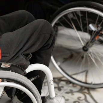 Imagen de recurso de una persona en silla de ruedas. PSOE