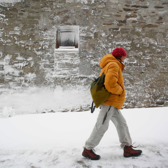Imagen de recurso de una persona caminando con el suelo nevado. Carlos Castro - Europa Press Imagen de recurso de una persona caminando con el suelo nevado. Carlos Castro - Europa Press