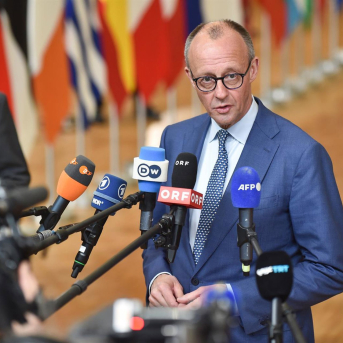 El canciller alemán, Friedrich Merz, atiende a los medios antes de acudir a la cumbre del Consejo Europeo GAETAN CLAESSENS