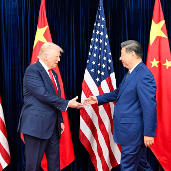 Los presidentes de China, Xi Jinping (derecha), y Estados Unidos, Donald Trump (izquierda) durante una reunión en octubre de 2025 en Busan, Corea del Sur (archivo) Shen Hong / Xinhua News / ContactoPhoto